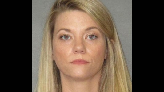 Una maestra abusó de uno de sus alumnos de 15 años en su casa y frente a su hijo