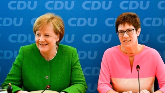 Renunció la sucesora de Merkel y desató una crisis en Alemania