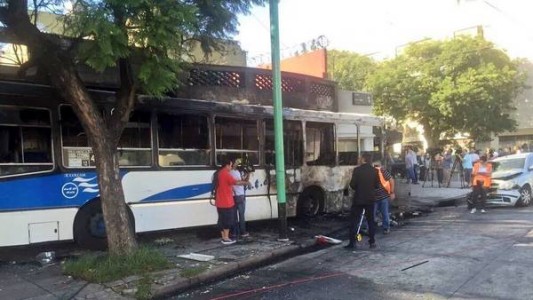 Colectivo chocó a un auto, se incrustó en una casa y se incendió: 6 heridos