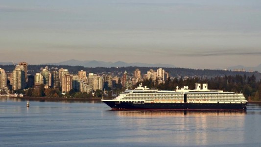Un crucero sospechado de tener coronavirus fue rechazado por cinco puertos y está a la deriva