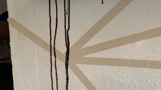 Un líquido negro apareció en las paredes de su casa y se asustaron al descubrir el origen macabro