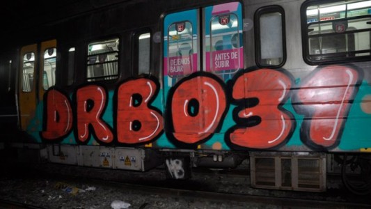Detuvieron a dos jóvenes alemanes por pintar grafitis en el subte porteño