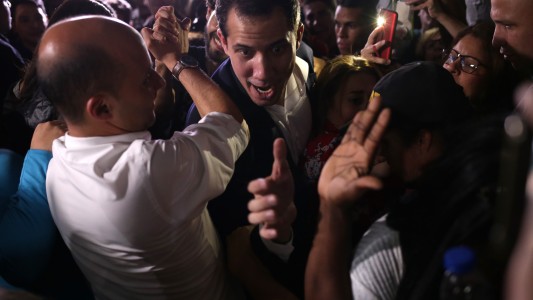 Juan Guaidó regresó a Venezuela, entre gritos e insultos de militantes chavistas