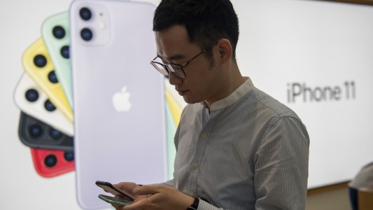 Coronavirus: empresa que fabrica los iPhone en China empezó a producir mascarillas para prevenir el contagio