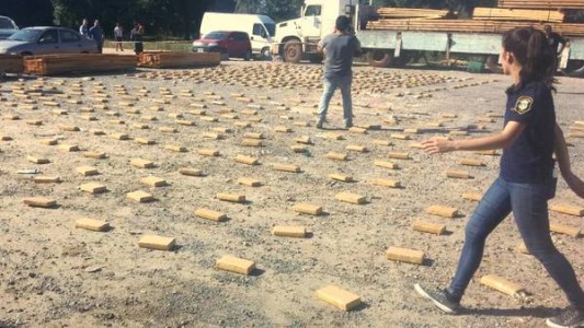 Decomisaron una tonelada de marihuana escondida en un camión con maderas