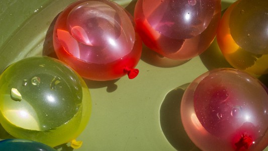 Motociclista se fracturó un brazo cuando chicos le arrojaron "bombuchas"