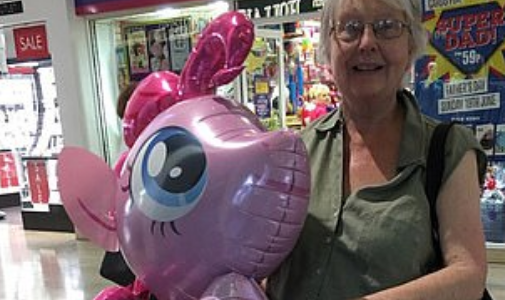 Fue a ver jugar a su nieto de 11 años y murió tras ser golpeada en la cabeza por una pelota de rugby