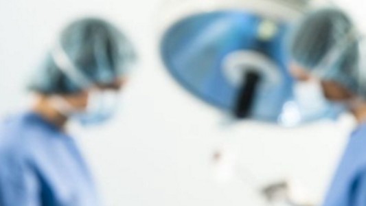 Detuvieron a un cirujano acusado de estafar jubilados para operarlos