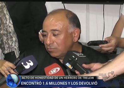 Mientras arreglaba un auto encontró 1.600.000 de pesos y los devolvió