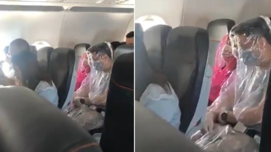 Video: viajan envueltos en plástico en el avión por miedo al coronavirus