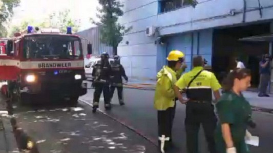 Al menos tres operarios fueron asistidos por el incendio en Canal 13 y TN