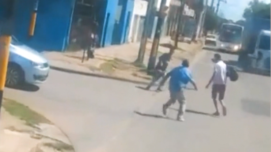 Colectivero bajó a palazos a dos vendedores ambulantes