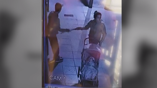 Pareja sale a robar con su bebé y guarda una barreta en el cochecito