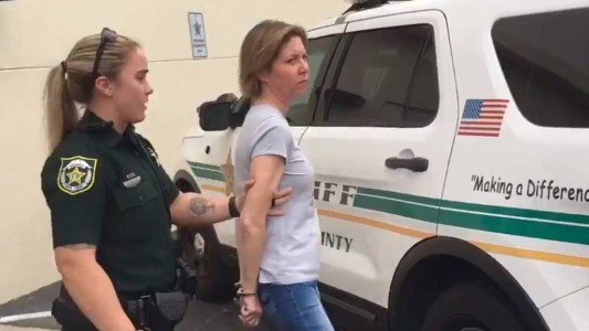 Metió a su novio en una valija en un juego: lo dejó morir asfixiado y grabó la escena con el celular