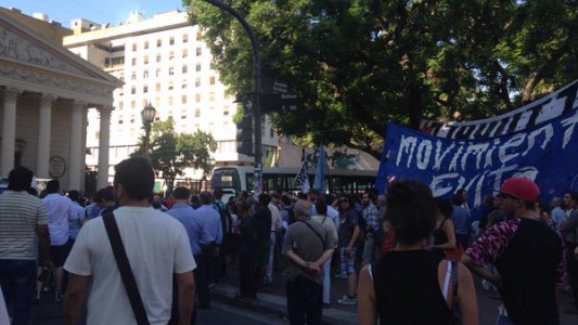 Plaza de Mayo: un colectivo se subió a la vereda y atropelló a personas que participan del acampe por Milagro Sala