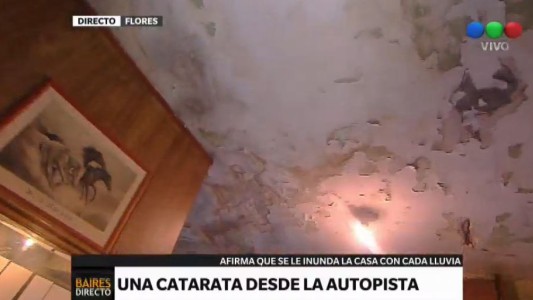 Una casa del Bajo Flores inundada por la autopista