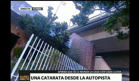 Una "catarata" desde la autopista le arruinó la casa a un matrimonio de jubilados