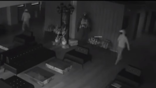 Video: entró a robar y huyó  al asustarse con su propio reflejo en un espejo