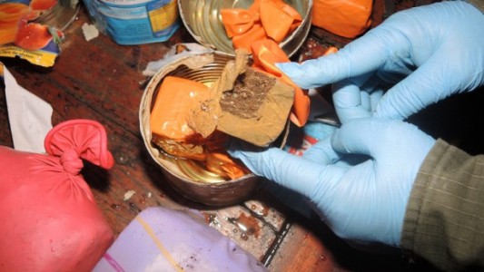 Arrestaron a un hombre que llevaba marihuana y cocaína en latas de duraznos