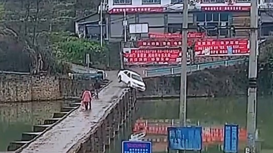 Video: cayó a un río con el auto minutos después de sacar la licencia de conducir