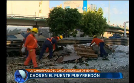 Caos con botellas en la autopista