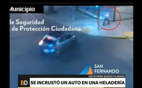Video: incrustó el auto en una heladería y huyó