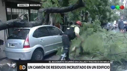 Un camión de residuos se incrustó en un edificio