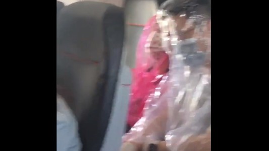 Viajaron en avión envueltos de plástico por miedo al Coronavirus