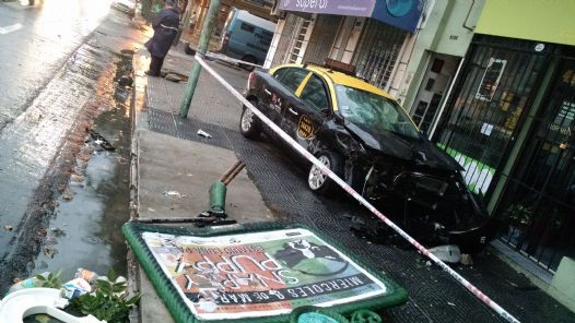 Fuerte choque entre un taxi y un camión del Servicio Penitenciario en Balvanera