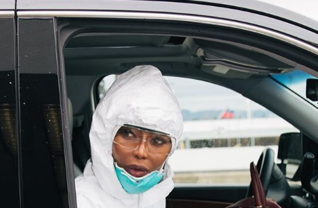 Fotos: el extraño traje que usa Naomi Campbell para viajar en avión por el coronavirus
