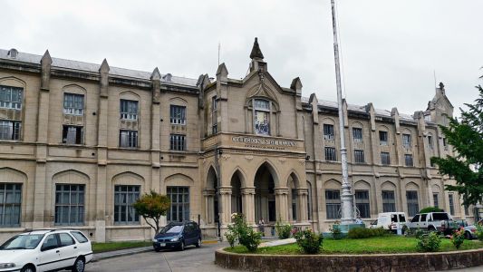 Suspenden las clases en tres cursos de una escuela de Luján por un posible caso de coronavirus