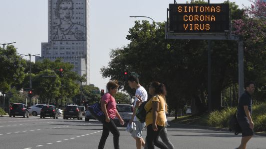 Coronavirus: recomiendan evitar saludos con besos y no compartir el mate