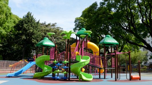 Freno al coronavirus: cierran los juegos en las plazas de la Ciudad y prorrogan vencimientos de trámites