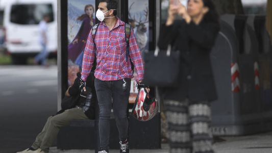 Médicos argentinos contestan dudas por redes sociales para evitar el colapso de los hospitales