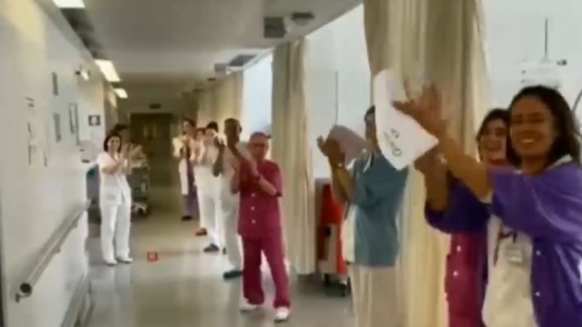 Aplausos que curan: el agradecimiento de la gente y la respuesta de los médicos en Madrid