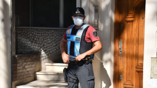 Volvió de Estados Unidos, su padre denunció que no cumplió la cuarentena y le pusieron custodia policial