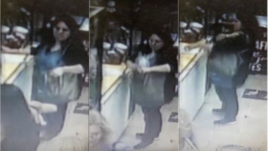 VIDEO: una mujer roba un alcohol en gel del mostrador de un local