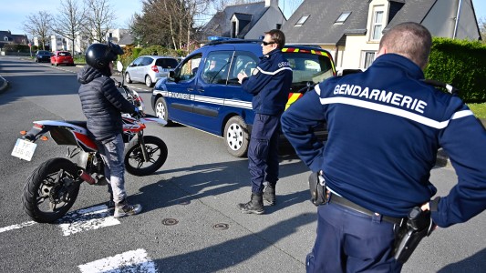 Francia entra en cuarentena y buscan repatriar a miles de varados por el coronavirus