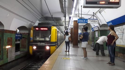 Por las medidas contra el coronavirus, hubo menos de la mitad de pasajeros en el subte