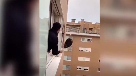 Pádel entre vecinos para pasar la cuarentena en España