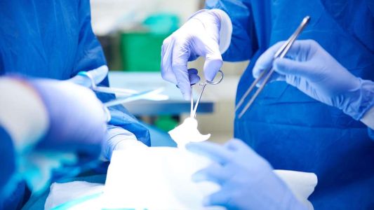 Denunciaron a un médico que regresó de viaje y fue a operar sin cumplir la cuarentena