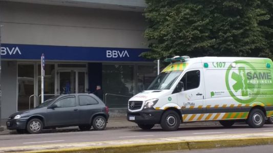 Le robaron $700 mil en un banco, mientras le entregaba el dinero al cajero