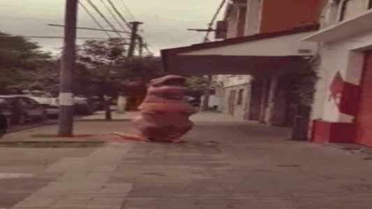 Video: se disfrazó de T-Rex para ir al súper y evitar el coronavirus