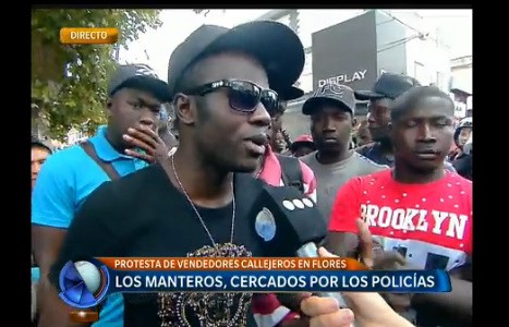 Tensión entre manteros y la policía en medio de un corte en avenida Avellaneda