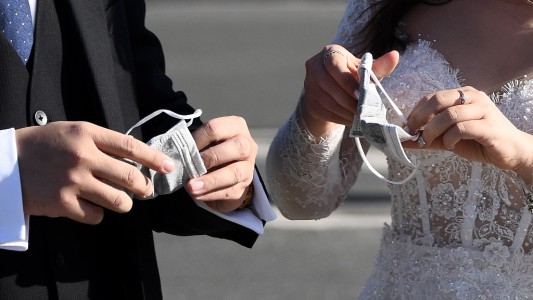 Amor en tiempos de coronavirus: autorización especial para casarse, con guantes y mascarillas