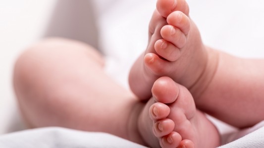 Una mujer infectada por el coronavirus dio a luz a un bebé sano en Grecia