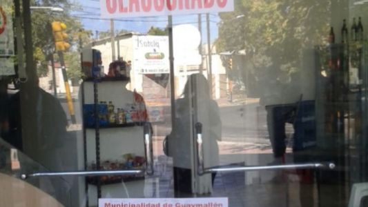 Cuarentena: estaban bebiendo cerveza en un drugstore con el dueño y terminaron todos detenidos