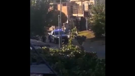 VIDEO: apedrearon un patrullero porque no querían cumplir la cuarentena