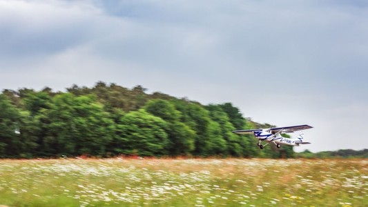 Estaba aburrido, se fue a volar y lo multaron