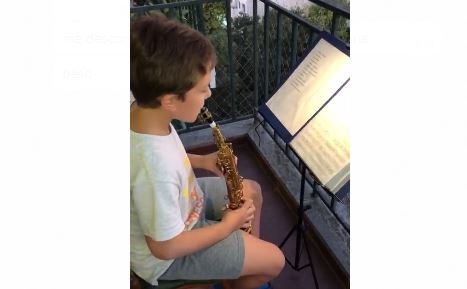 VIDEO: Un nene tocó el himno desde su balcón en La Plata